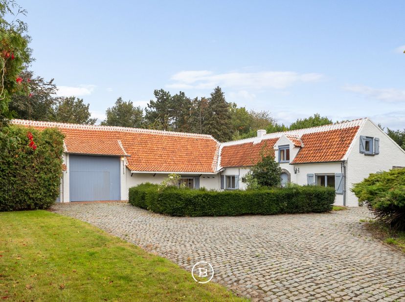 Kom binnen in deze karaktervolle villa/fermette, daterend uit de periode 1875-1899, waar authenticiteit en charme centraal staan. Denk aan originele h