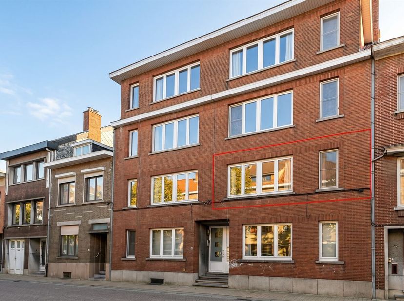 Situé sur la Runkstersteenweg, cet appartement bénéficie d'un emplacement stratégique avec un accès facile au centre-ville et aux principales voies d'