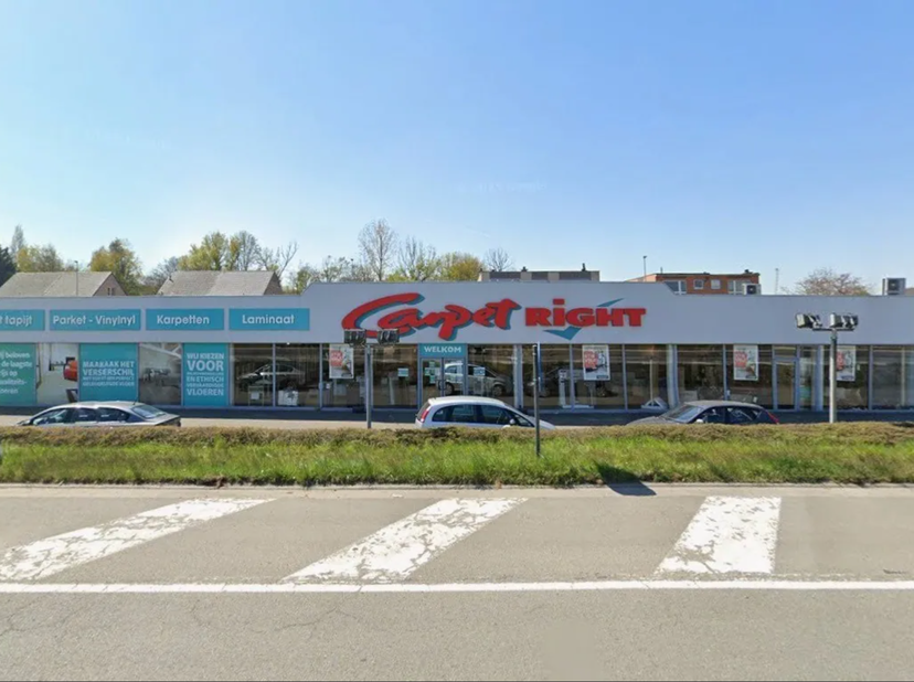 Cet immeuble commercial d’environ 615 m² bénéficie d’une situation stratégique le long de la N16 à Saint-Nicolas, à seulement 650 mètres de la sortie