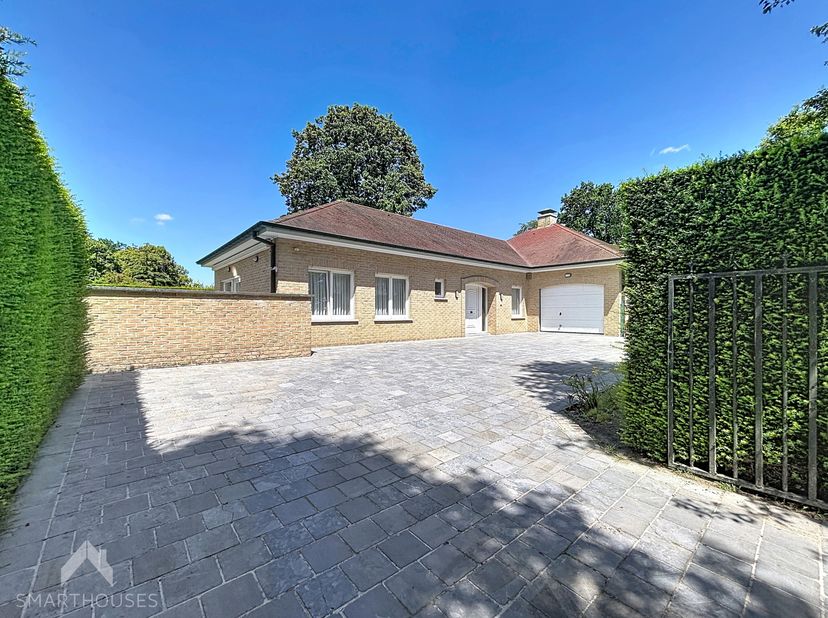 Rustig gelegen bungalow, waar ruimte en functionaliteit perfect samenkomen. Via de inkomhal met gastentoilet bereikt u het bureau, ideaal voor thuiswe