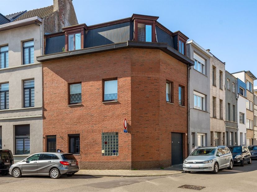 Wat maakt deze woning uniek?<br />
Ruime woning met 5 slaapkamers te koop in Antwerpen.<br />
<br />
Deze lichtrijke woning is centraal gelegen, op