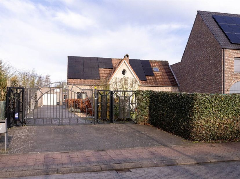 Journée portes ouvertes le samedi 14 mars de 9h30 à 10h30<br />
Maison spacieuse avec 4 chambres sur un terrain d'environ 855 m²<br />
Aménagement :<b