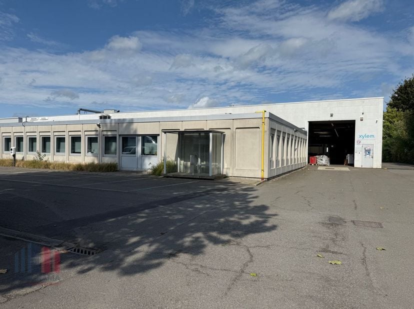 Magazijnruimte met een totale oppervlakte van 1.375&amp;nbsp;m² en een kantoorruimte van 573 m² op een perceel van 3.799 m²,&amp;nbsp; te koop.<br />
Uitsteke