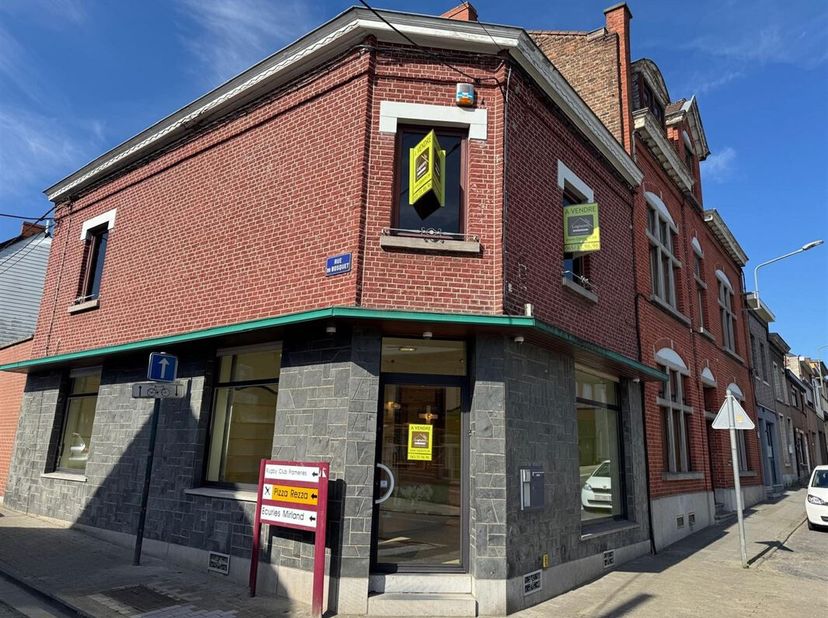 Prix: Offre à partir de 145.000 euros, frais d'agence non inclus et à charge de l'acquéreur. <br />
Bâtiment à usage mixte et comprenant: <br />
Sous-