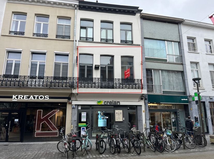 1 Slpk. app. op toplocatie in centrum Mechelen<br />
<br />
Dit appartement is centraal gelegen op de eerste verdieping van een kleinschalig apparte