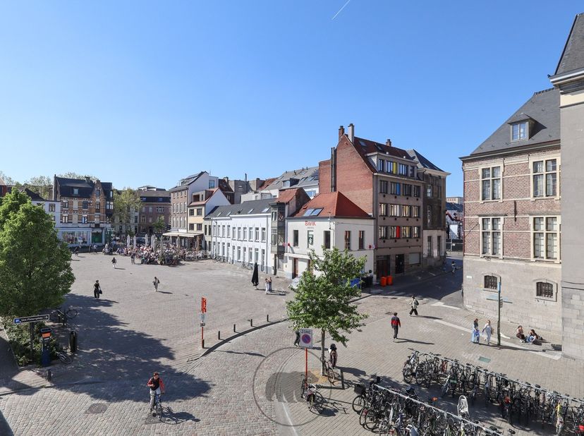 Mooi, gezellig en uitermate goed gelegen appartement (35m²) op tweede verdieping.  <br />
<br />
Voorin het appartement, met zicht op het gezellige Kr