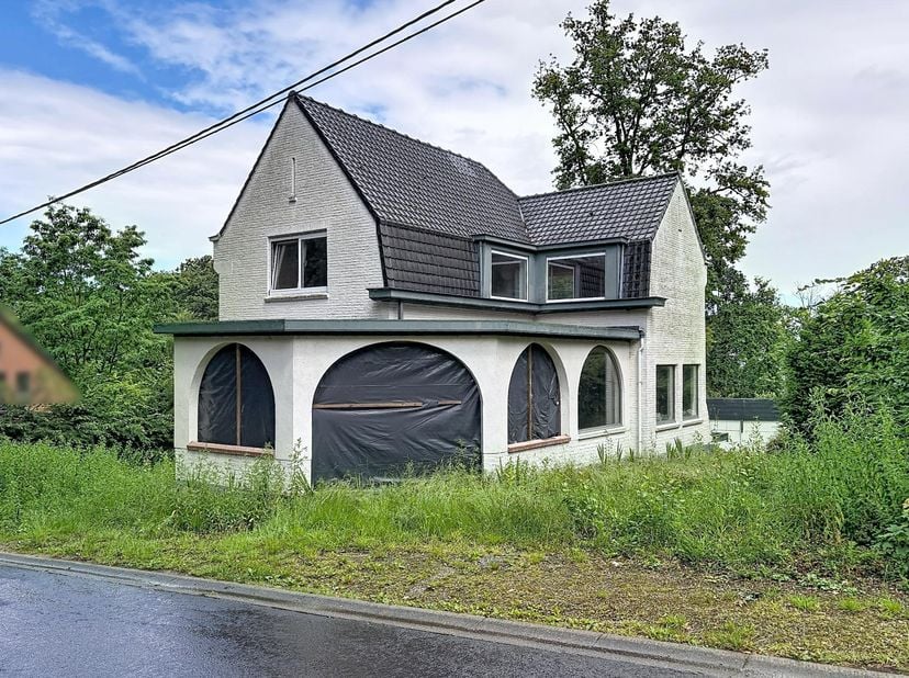 WONING IN BOSGEBIED<br />
<br />
Landelijke woning gelegen in bosgebied Vlaamse Ardennen. Te renoveren. Renovatie is gestart. Vergunning aanwezig.<br
