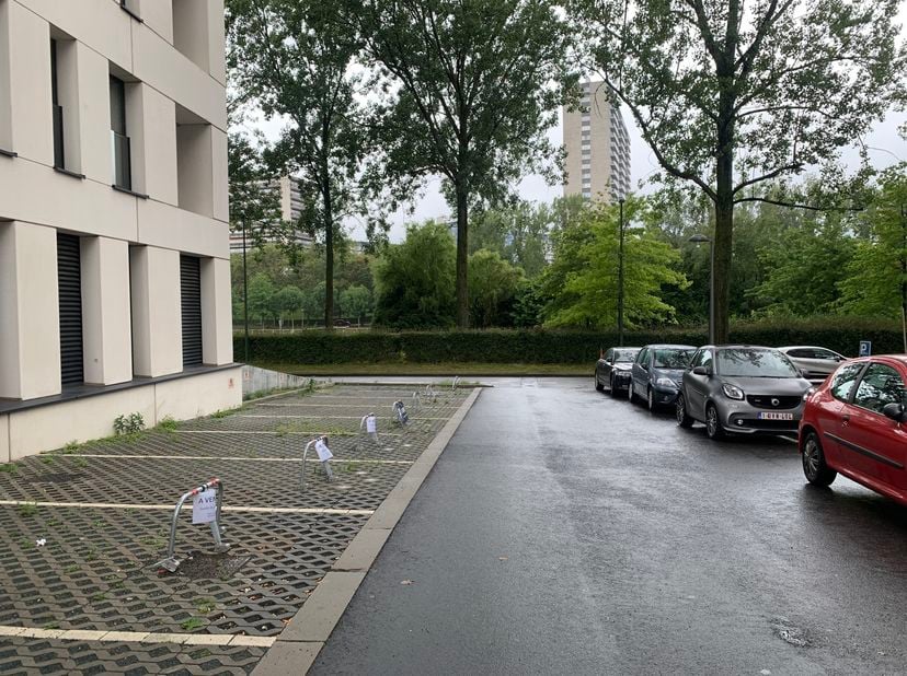 ANDERLECHT, à proximité du parc Astrid, avec accès aisé vers les grands axes et les transports (métro Veeweyde) EMPLACEMENT DE PARKING extérieur. Char