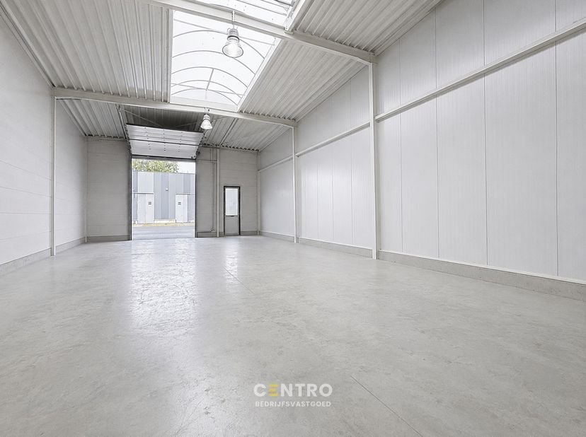 Benaderende AFMETINGEN:<br />
8,4m breed op 21,62m diep<br />
<br />
SPECIFICATIES:<br />
<br />
	Constructie: Metalen constructie met volledige overs