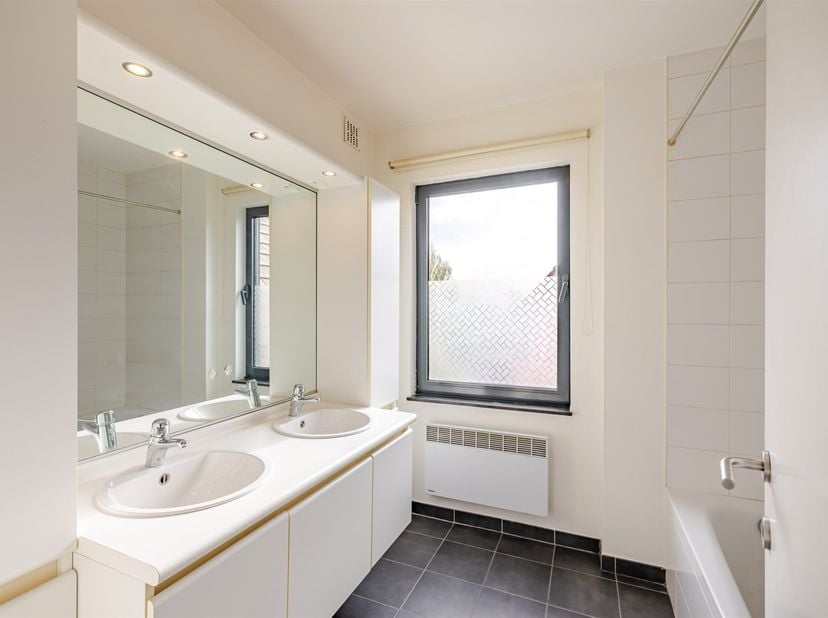 Ontdek deze instapklare duplex, gelegen in een rustige en gegeerde buurt. Dit ruime appartement combineert comfort, ruimte en een aangename lichtinval