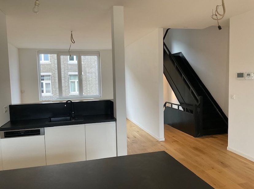 Welkom in deze stijlvolle duplex, gelegen op de tweede verdieping van een charmant gebouw in de Rue Félix Terlinden, Etterbeek. Met een bewoonbare opp