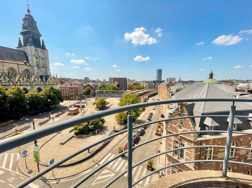 Gelegen op de vijfde en tevens hoogste verdieping van de karaktervolle en uitstekend onderhouden residentie Sablon, op de hoek van de befaamde Keizers