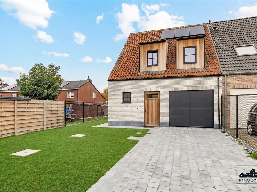Ontdek deze stijlvolle halfopen BEN-nieuwbouwwoning waar landelijke charme en moderne luxe elkaar versterken. Gelegen op een perceel van ca. 477 m² in