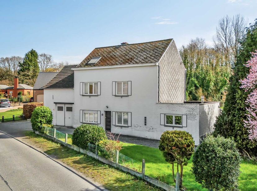Deze gerenoveerde woning ligt op een perceel van 24a12ca in een groene en rustige omgeving maar toch met openbaar vervoer op wandelafstand, en nabij d