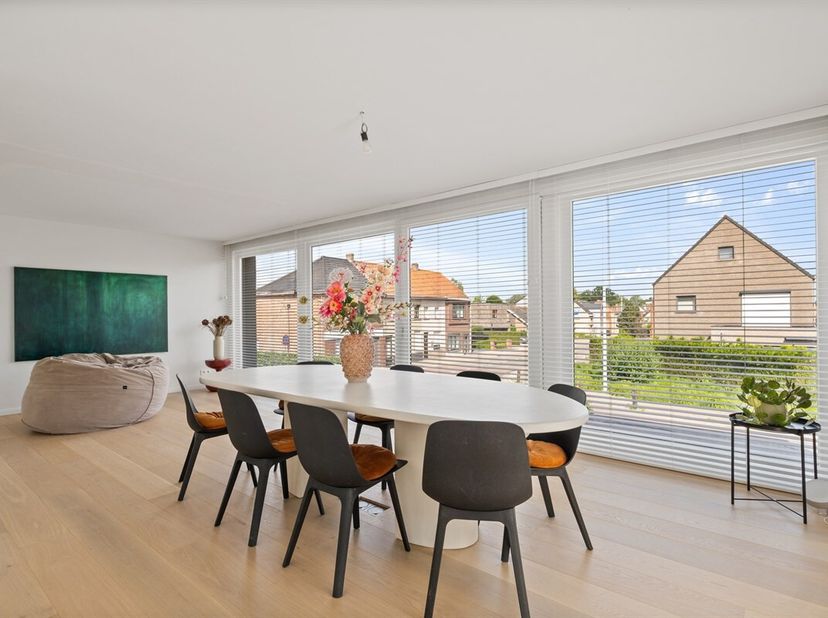 Stijlvolle, tijdloze open bebouwing met unieke indeling en uitzonderlijk wooncomfort<br />
Deze prachtig gerenoveerde open bebouwing combineert een ti