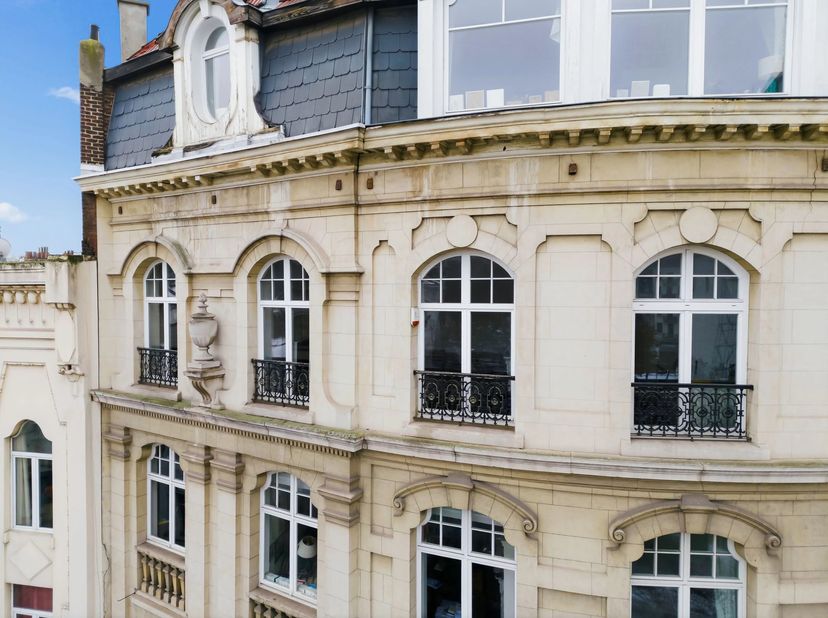 Ontdek dit prachtige appartement van 205 m² in het bruisende Saint-Gilles, België. De woning combineert authentieke charme met moderne afwerking en bi