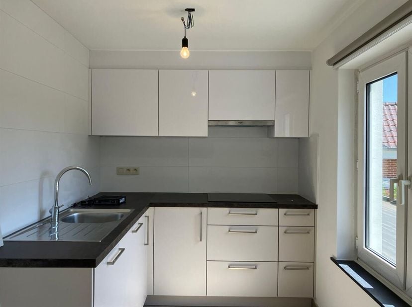Bel-étage woning omgeven in het groen<br />
 In een groene en rustige omgeving vindt u deze goed ingedeelde bel-étagewoning met inpandige garage, geze