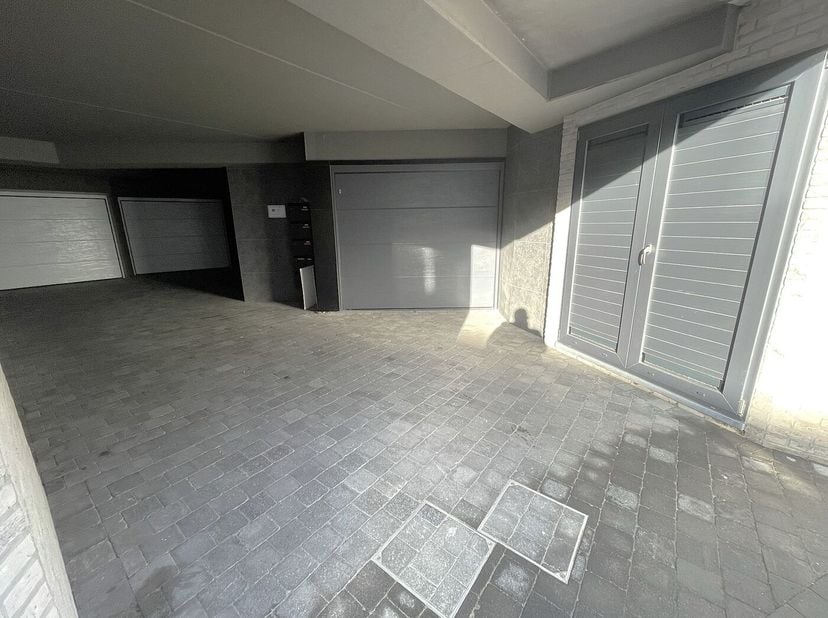 Bent u op zoek naar een ruime en praktische garage op een toplocatie? Dan is dit een buitenkans. Deze garage van maar liefst 32 m², gelegen pal in het