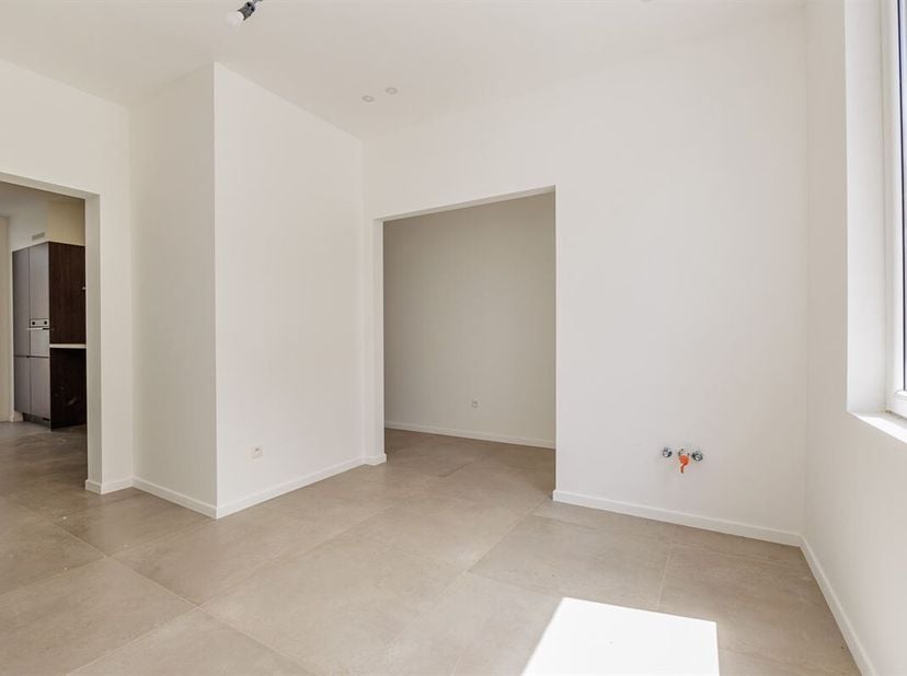 Deze instapklare woning met mooie gevel (wit pleisterwerk van Baumit) werd dit jaar totaal vernieuwd, met kwaliteitsvolle, prijzige materialen en oog