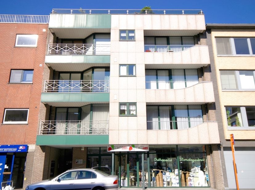 Ontdek dit ruime en centraal gelegen appartement met de perfecte locatie in het bruisende Eeklo, waar alles binnen handbereik ligt. Geniet van het ade
