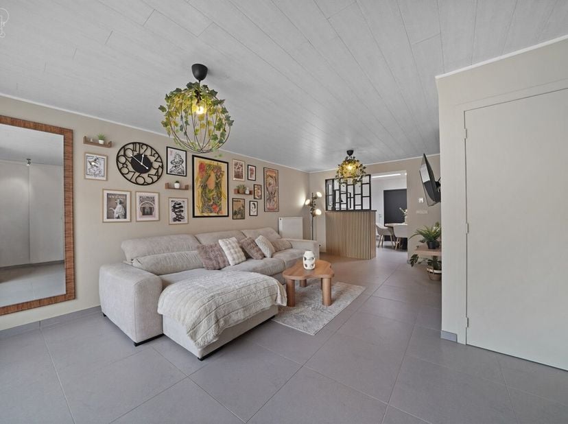 Mooi half-Vlaams huis met drie gevels, gelegen in een rustige straat. Beschikt over een lichte woonkamer, een ingerichte keuken, een badkamer, een was