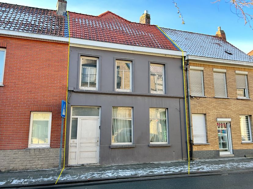 Goed gelegen centrumwoning op wandelafstand van de markt, lagere school, bakkers, dokterspraktijk, apotheker, provinciaal domein De Baliekouter,... ko