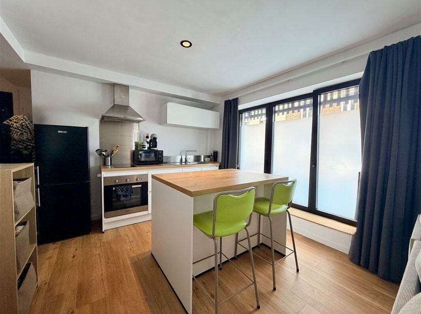 Très bel appartement situé au rez-de-chaussée d'une résidence récente, dans un cadre calme, à 3 minutes de la Grand Place de Tournai, à 500 mètres de