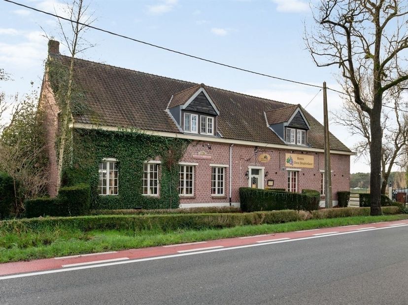 Karaktervol handelspand met parking en ruim appartement met terras in Kalmthout <br />
Het eigendom bestaat op het gelijkvloers uit een restaurant en