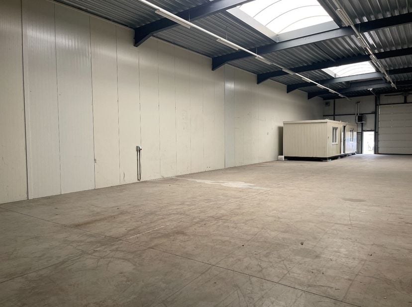 Recente bedrijfshal nr. 3.4 met een oppervlakte van 335 m² gelegen op het bedrijventerrein Genk-Zuid in de nabijheid van de Ford Fabriek en Mobility C