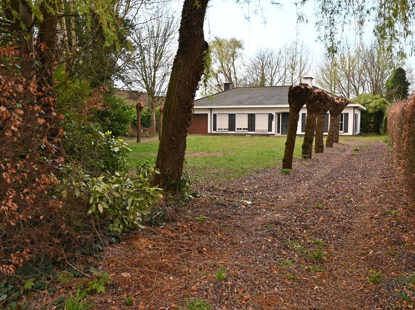 Een prachtig perceel van 2018 m² met ruime woning.&amp;nbsp;&amp;nbsp;Dankzij de gunstige regeling kan u hier bouwen aan slechts 6% BTW indien u aan de voorwa