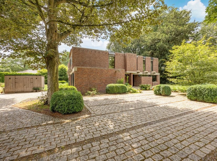 "Villa Olmenrode", modernistische villa (Arch. Paul Meekels, bouwjaar 1972) op een perceel van 1965 m²<br />
Indeling: inkomhal, zithoek, speel/tv kam