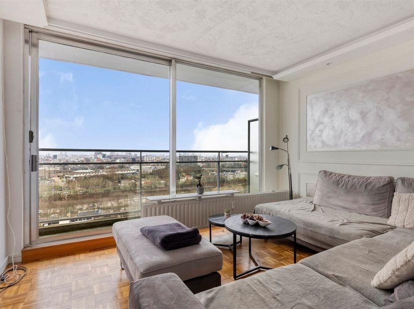 Droom je van licht, ruimte én een fenomenaal uitzicht? Dan is dit appartement op de 14de verdieping precies wat je zoekt! Hier geniet je elke dag van
