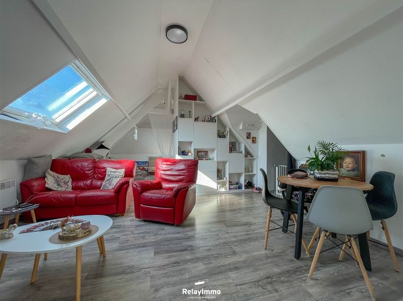 Kavel van twee appartementen in een klein condominium bestaande uit een appartement met twee slaapkamers van 66 m2 en een studio van 50 m2. Ideaal gel