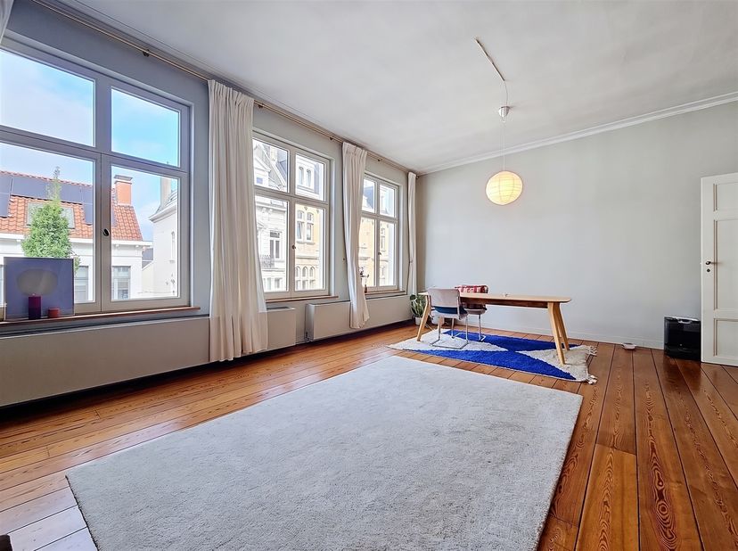 GENT - Prachtig duplex appartement in hartje Gent met 2 ruime en aangename slpk, wnk, ingerichte kkn, terras, etc. Deze 18e eeuwse parel is opgebouwd