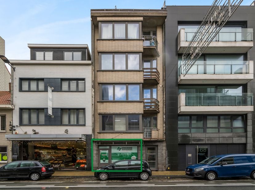 Gunstig gelegen commercieel pand te Mariakerke, Oostende<br />
Dit zeer goed gelegen handelspand biedt een waaier aan mogelijkheden.<br />
Op heden is