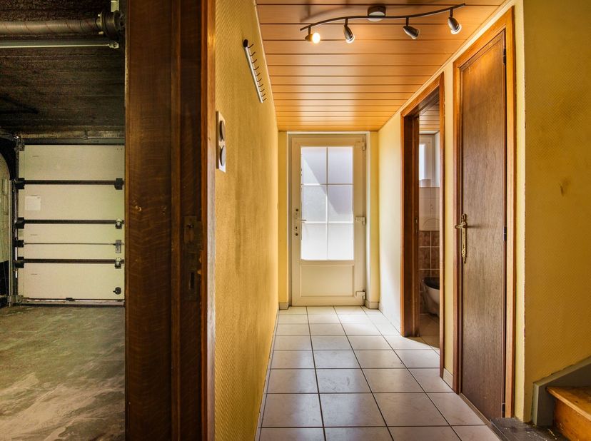 Op te frissen/te renoveren bel-etagewoning met potentieel op een gunstige ligging in Dendermonde. Deze woning beschikt over een bewoonbare oppervlakte