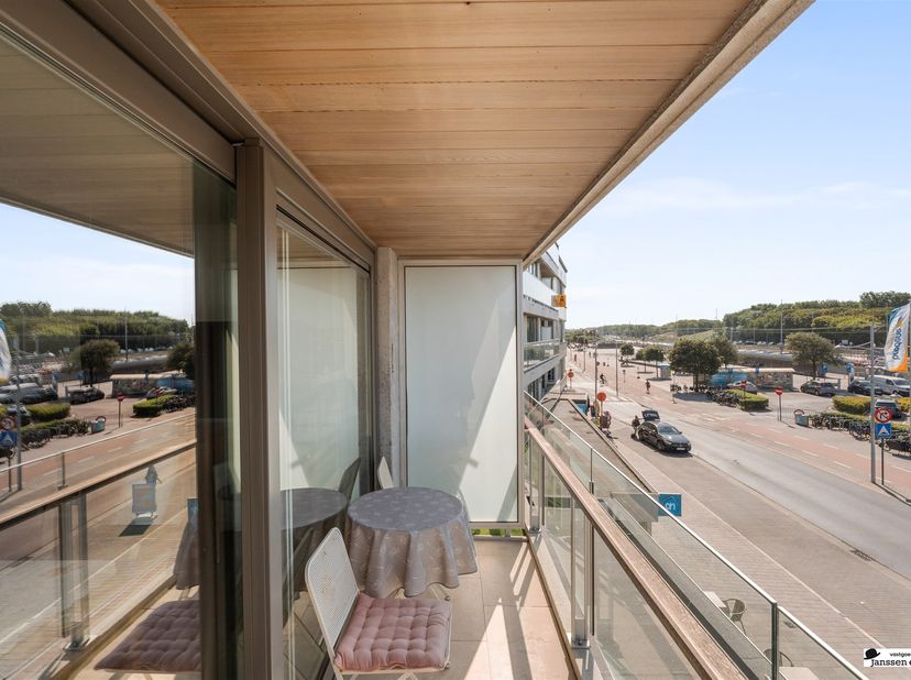 Situé dans la Kapelstraat, au centre de Bredene, cet appartement de deux chambres est magnifiquement entretenu. Grâce à son emplacement unique offrant