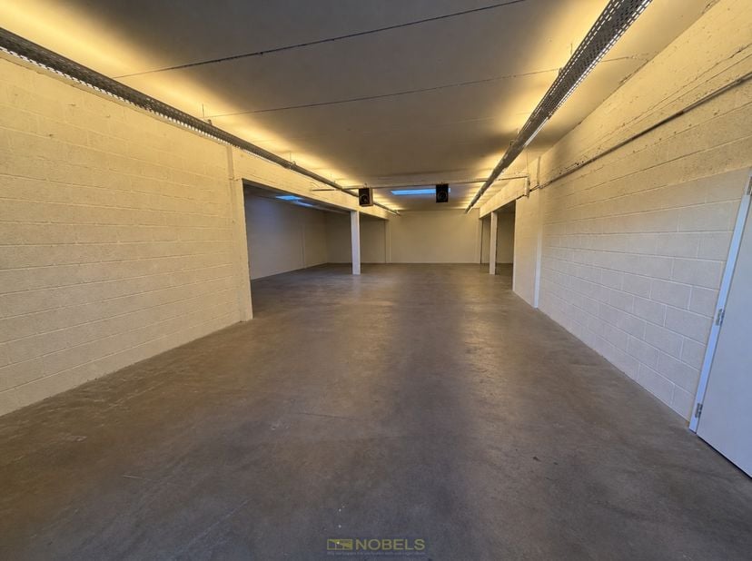 Bien professionnel à louer
                    à 9300 Aalst