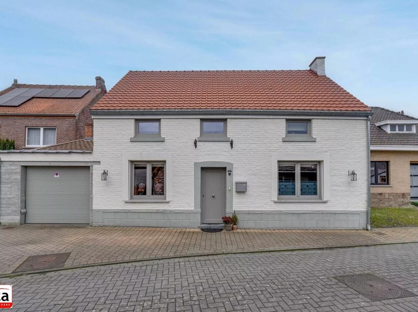 Deze prachtige woning vind je in het hart van Velm, een rustige deelgemeente van Sint-Truiden nabij Landen.<br />
De woning valt onmiddellijk op dankz