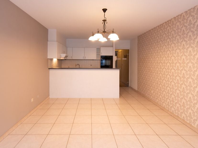 Dit comfortabele en goed onderhouden 2-slaapkamerappartement met kelder is centraal gelegen in een verzorgde residentie en biedt alles wat u nodig hee