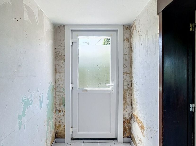Bent u op zoek naar een te renoveren woning in Koekelare met veel potentieel? Dan is deze halfopen bebouwing misschien wel uw ideale renovatieproject.