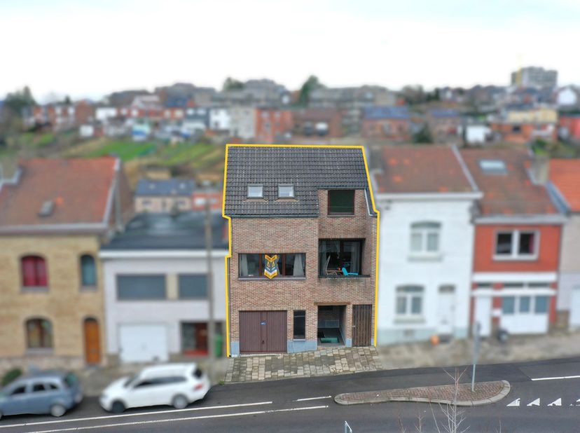 Antoine Immo Nandrin heeft het genoegen u een kwalitatief appartementsgebouw voor te stellen, bestaande uit twee duplexappartementen, in uitstekende s