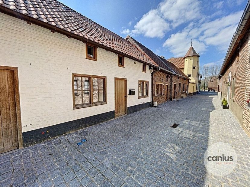 GERESTAUREERDE BEGIJNHOFWONING TE SINT-TRUIDEN<br />
Aan de stadsrand van Sint-Truiden, treffen wij op het Begijnhof deze unieke woning aan gelegen op