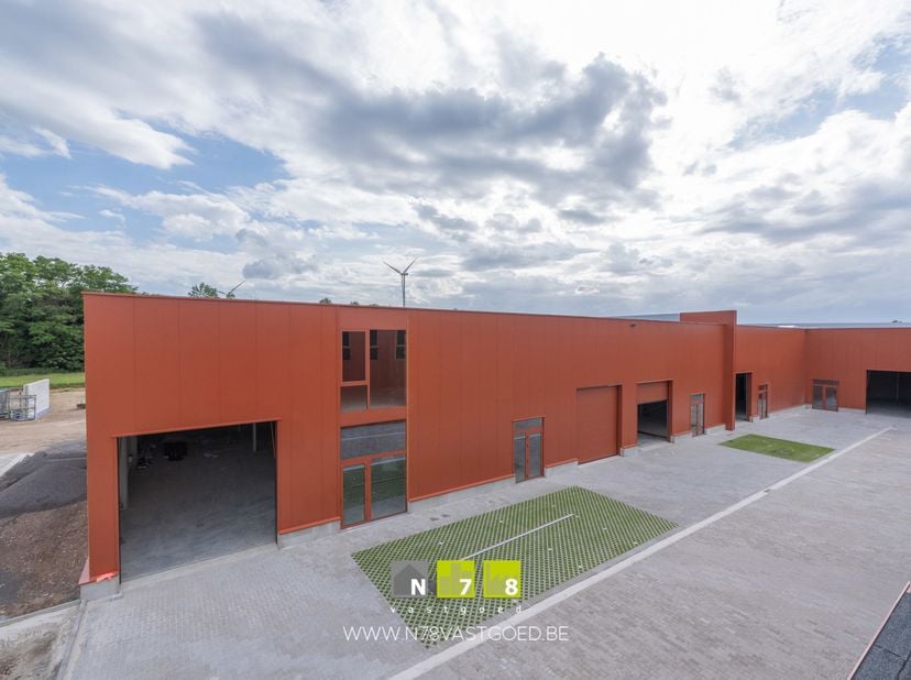 UNIT B (FASE 2) GELEGEN IN BEDRIJVENPARK MANEBORN TE MAASMECHELEN.<br />
ALGEMEEN<br />
Dit nieuwe bedrijvencomplex omvat 2 fases met in totaal 23 KMO