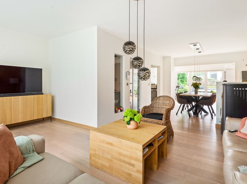 Bent u op zoek naar een ruime en praktisch ingedeelde woning op een uitstekende ligging in Aartselaar?<br />
Dan is deze verzorgde bel-etagewoning in