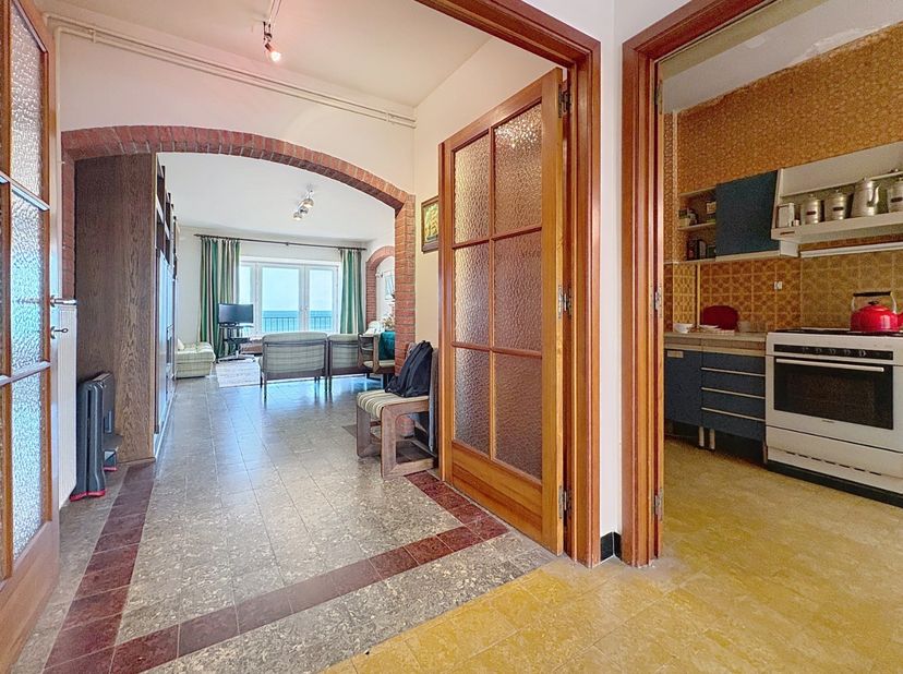 Dans un emplacement absolument exceptionnel sur la digue de Coxyde se trouve ce spacieux appartement d'environ 95 m², situé au 6ème étage de la presti