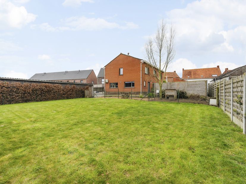 Deze ruime instapklare woning met ruime garage en zonnige tuin ligt op een rustige ligging in Houthulst.<br />
De woning is als volgt ingedeeld:<br />