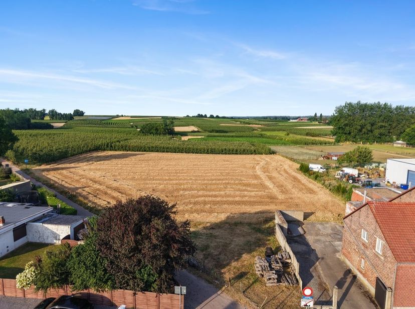 In het landelijke Hoepertingen, een deelgemeente van Borgloon, geniet u van een rustige en groene woonomgeving met een vlotte verbinding naar Borgloon