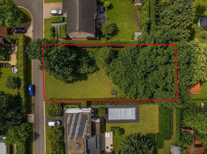 Bouwgrond van 8a20ca in een gegeerde residentiële wijk, omgeven door natuur.<br />
 Ligging: Het perceel is zeer groen gelegen in een gegeerde residen