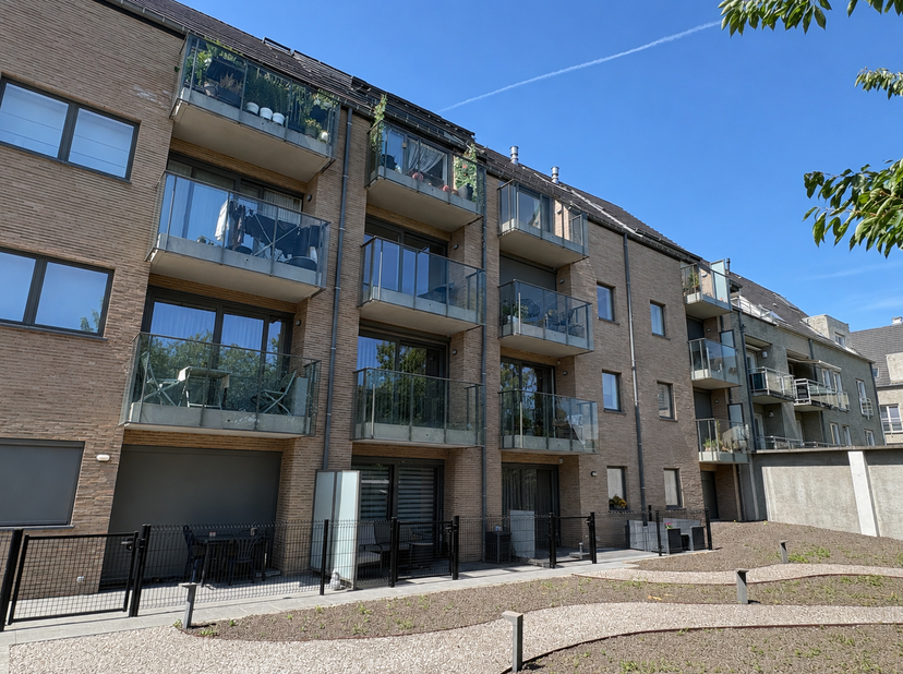 Dit modern appartement combineert hedendaags wooncomfort met een praktische indeling en een gunstige ligging, vlakbij het centrum van Oudenaarde.<br /